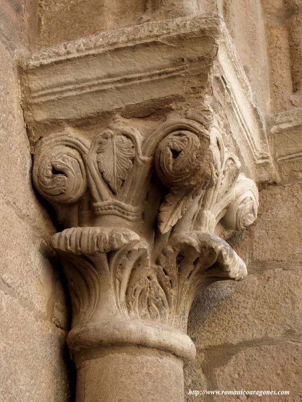 CAPITEL DE MOTIVOS VEGETALES